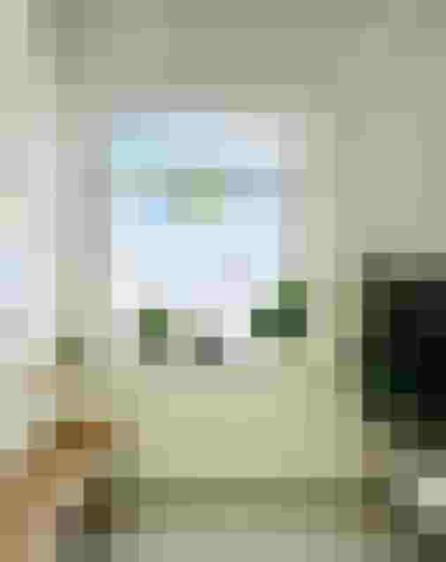 Helle Hausarztpraxis mit Pflanzen, Sitzbank und Bildern an der Wand in Itzling, Salzburg.